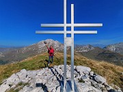 42 Alla croce di vetta di Cima Foppazzi (2093 m) con vista in Arera